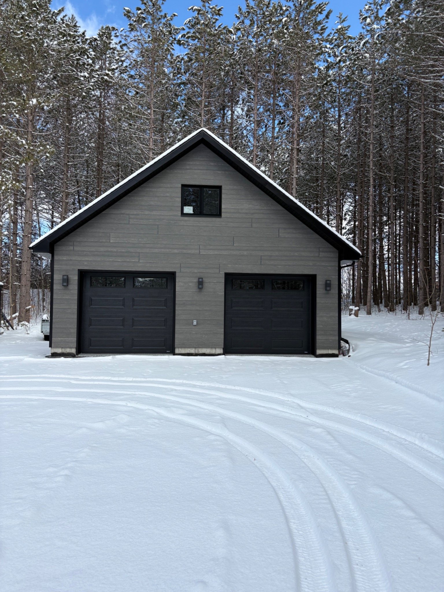 Detached Garage Construction with Wood Siding in Orford | REOVA Construction Sherbrooke