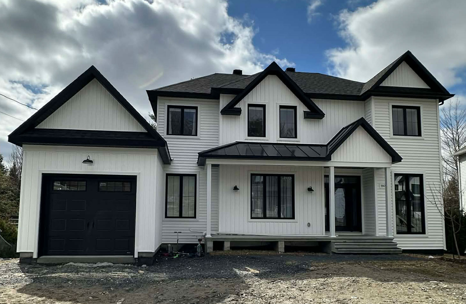 Modern single-family home construction in a contemporary farmhouse style by REOVA in Sherbrooke.