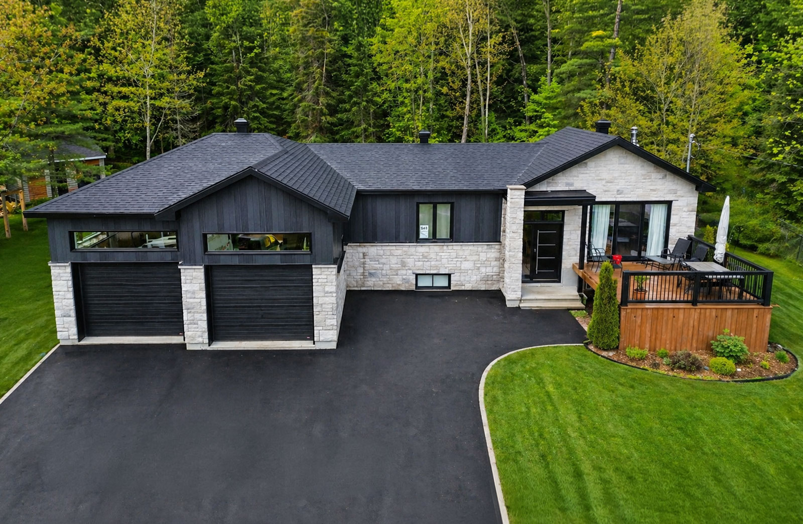Contemporary home addition with large windows completed by REOVA in the Estrie region.